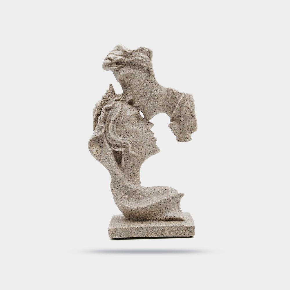 مجسمه زن و شوهر مجسمه صنایع دستی حکاکی شده عاشقانه زیور بوسیدن عاشق مجسمه رزین هنر مدرن